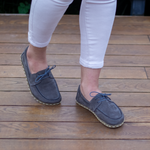 Kadın gri nubuk Mellow barefoot ayakkabı, ahşap zeminde önden görünüm
