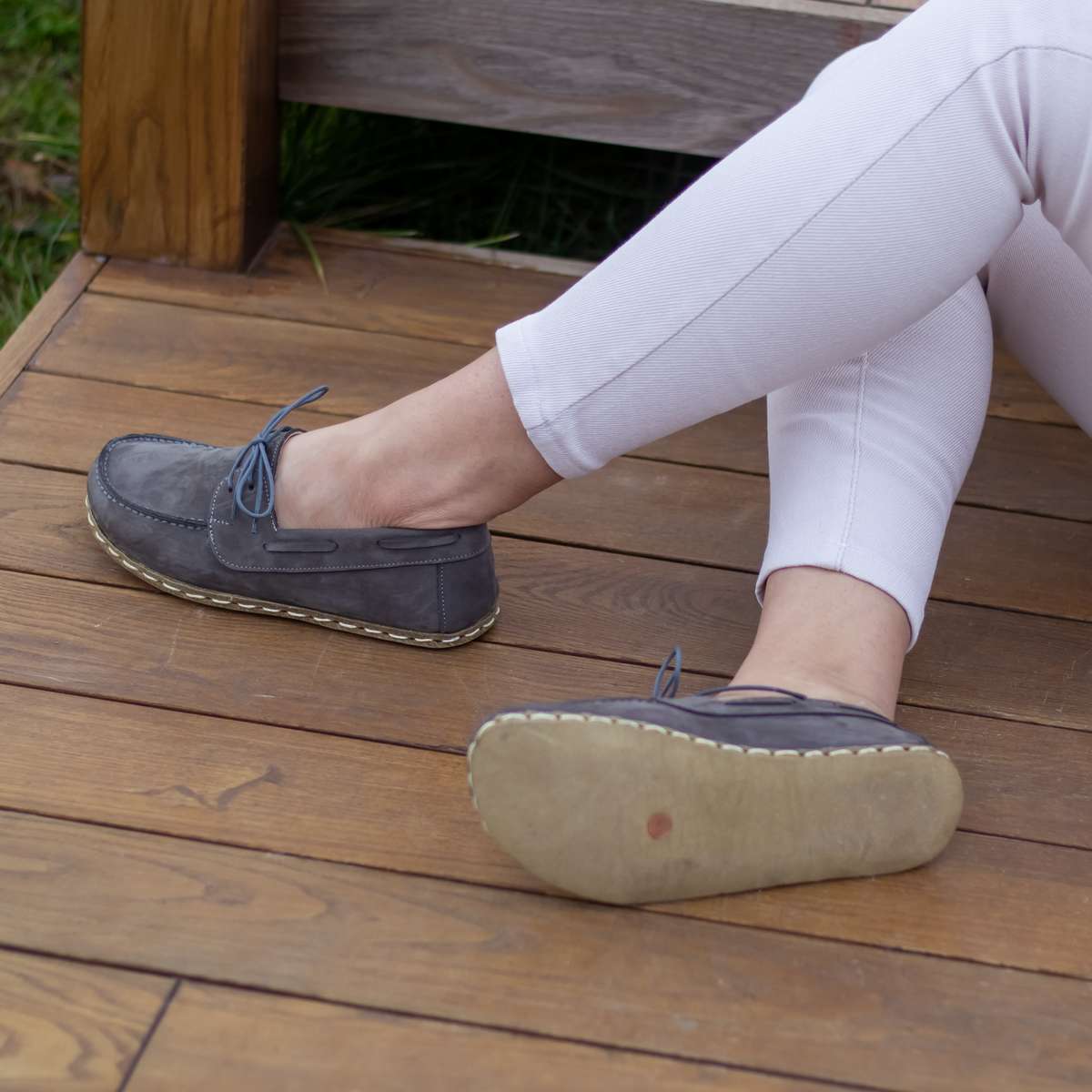 Kadın gri nubuk Mellow barefoot ayakkabı, otururken taban görünümü