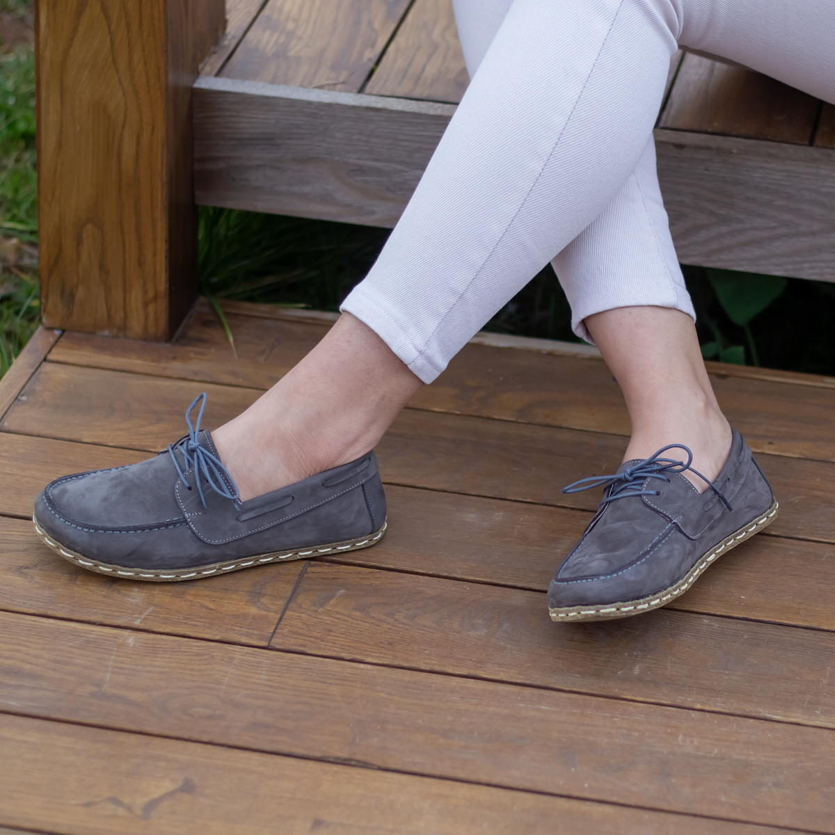 Kadın gri nubuk Mellow barefoot ayakkabı, ahşap zeminde yandan görünüm