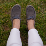 Kadın gri nubuk Mellow barefoot ayakkabı, çimde üstten görünüm