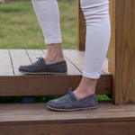 Kadın gri nubuk Mellow barefoot ayakkabı, merdiven basamağında yandan görünüm