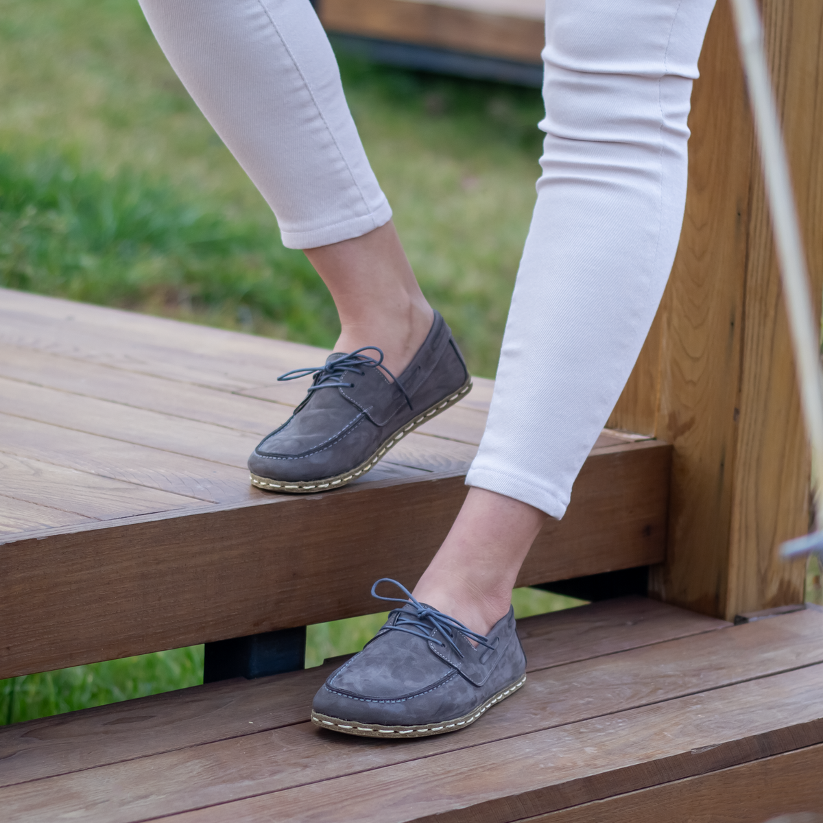 Kadın gri nubuk Mellow barefoot ayakkabı, merdiven çıkarken