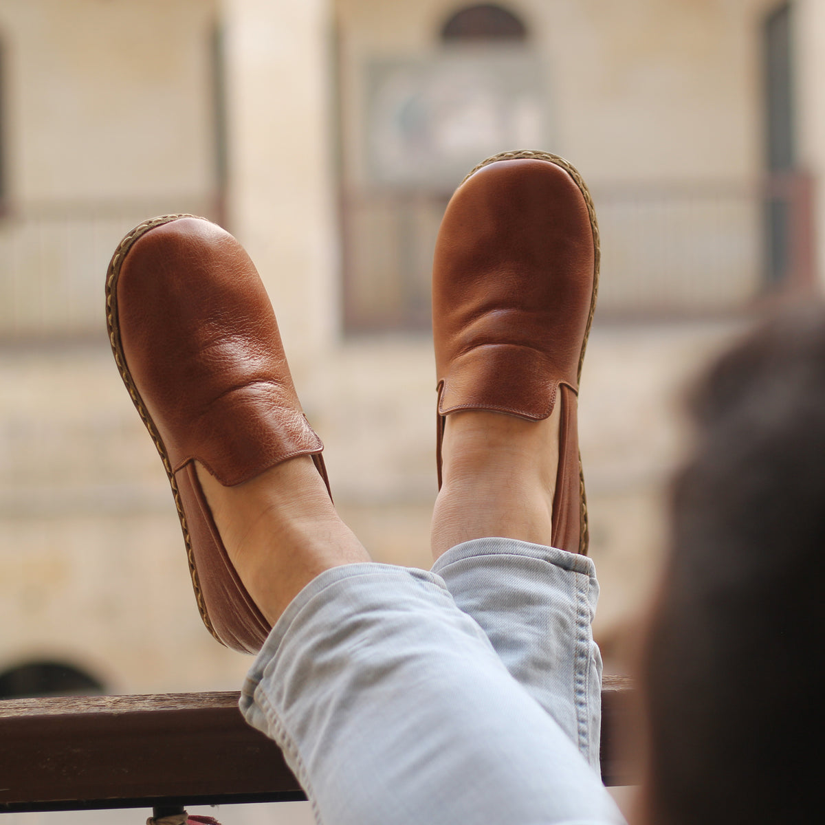 Erkek otantik kahve Taylan barefoot ayakkabı, ayaklar balkon korkuluğunda