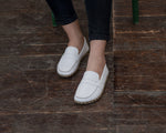 Kadın beyaz Atkılı barefoot ayakkabı, ahşap zeminde önden görünüm