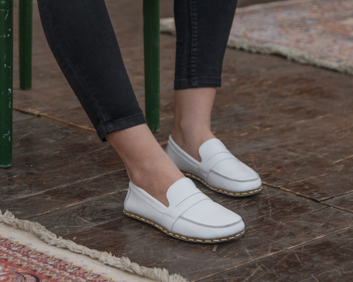 Kadın beyaz Atkılı barefoot ayakkabı, halı kenarında yandan görünüm