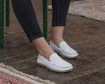 Kadın beyaz Atkılı barefoot ayakkabı, halı kenarında yandan görünüm