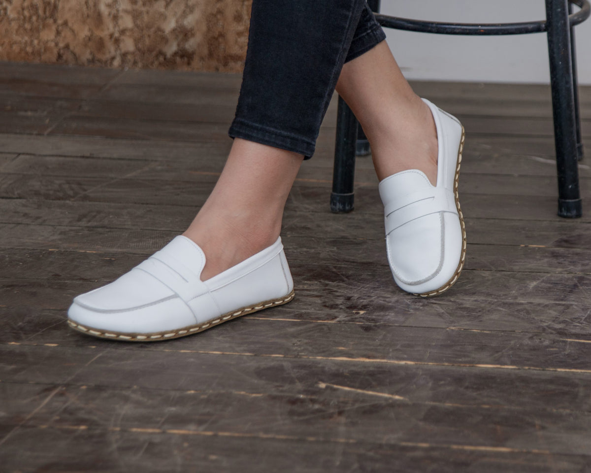 Kadın beyaz Atkılı barefoot ayakkabı, ahşap zeminde yandan görünüm