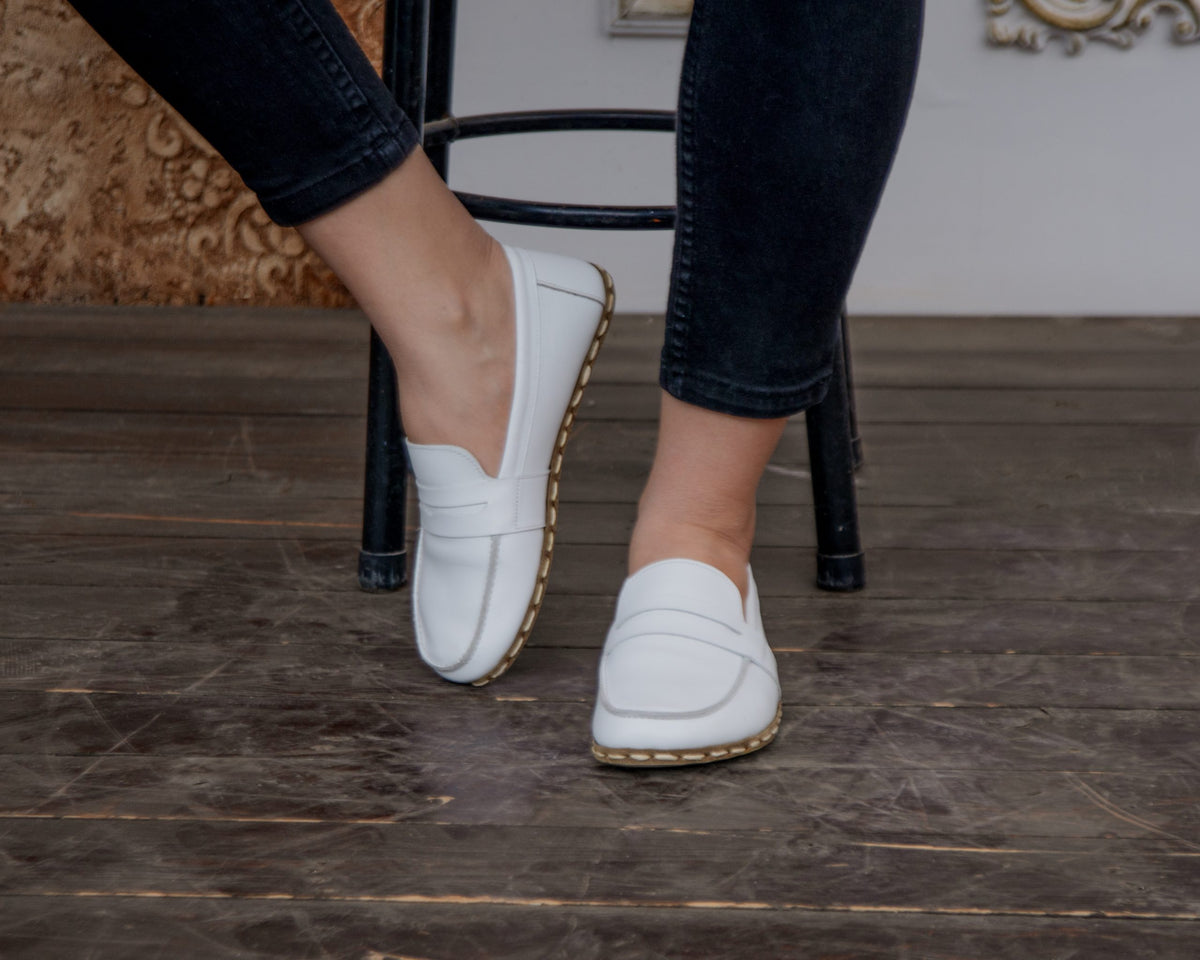 Kadın beyaz Atkılı barefoot ayakkabı, tabure önünde önden görünüm
