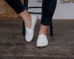 Kadın beyaz Atkılı barefoot ayakkabı, tabure önünde önden görünüm
