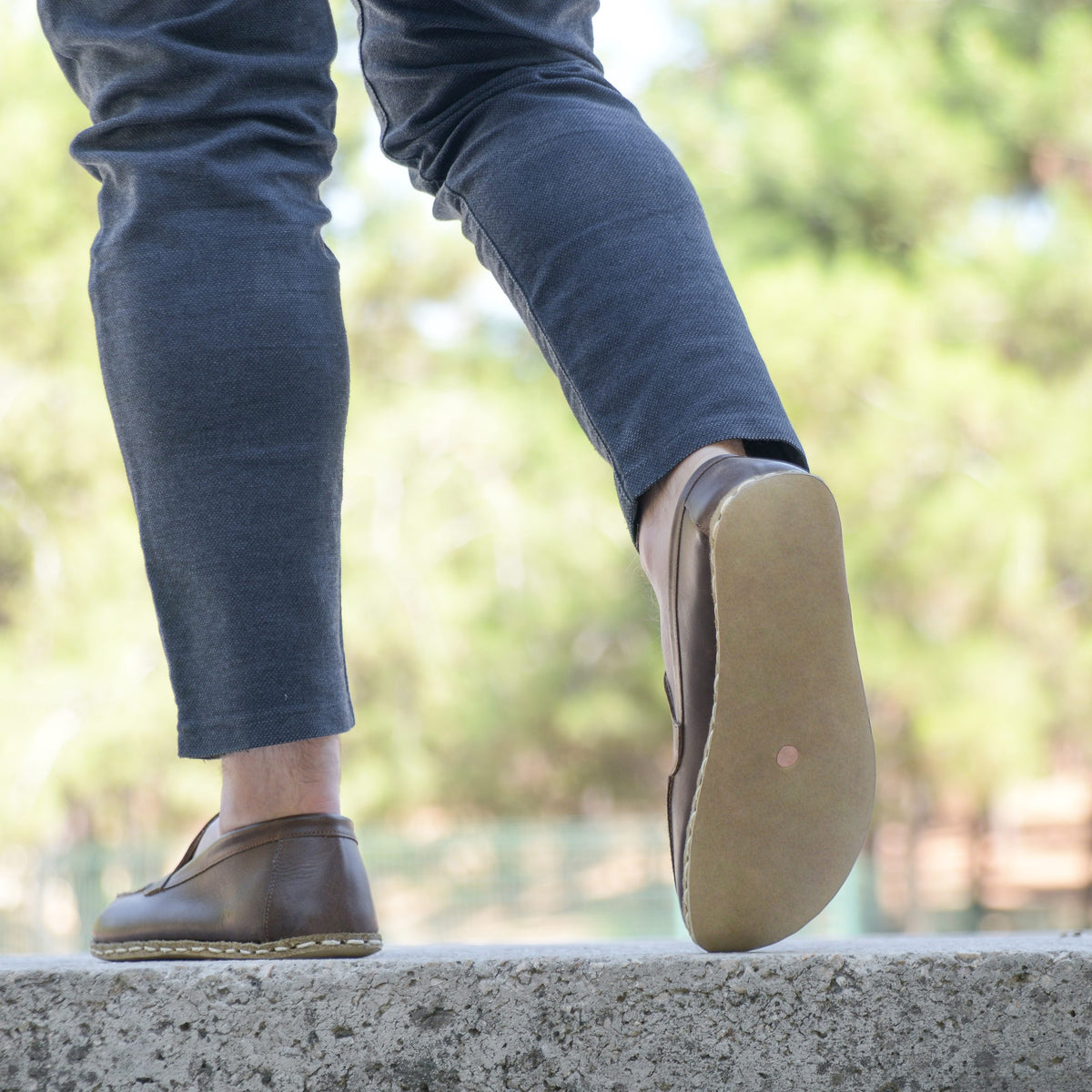 Erkek klasik kahverengi Makasyon barefoot ayakkabı, adım atarken taban görünümü