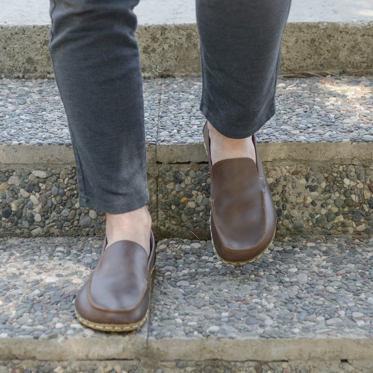 Erkek klasik kahverengi Makasyon barefoot ayakkabı, taş merdivende inerken