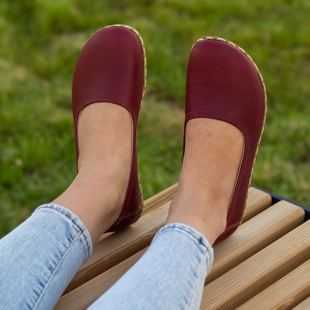 Kadın bordo Babet barefoot ayakkabı, ayaklar bankta, burundan görünüm