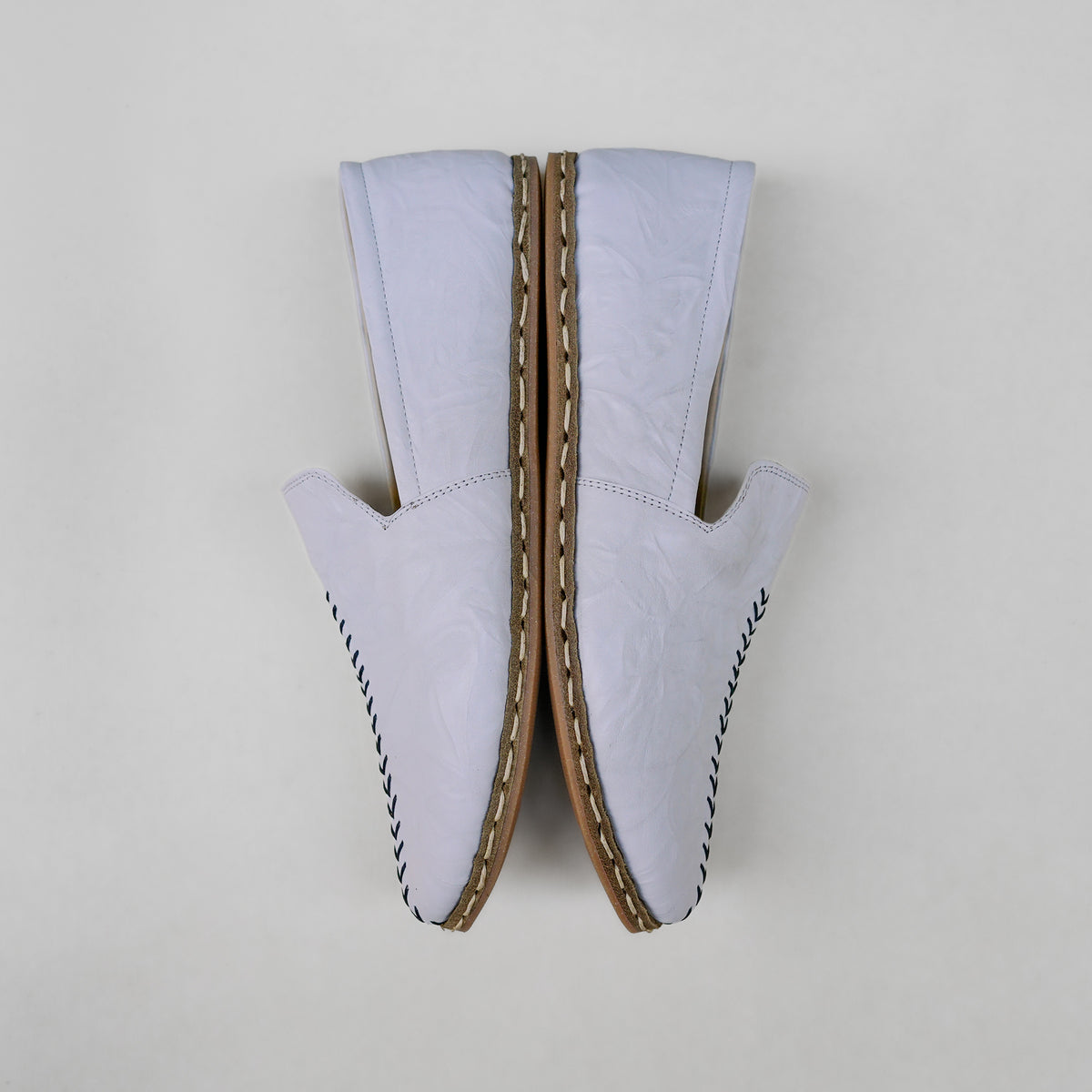 Kadın beyaz hakiki deri el yapımı yemeni ayakkabı - taban ve dikiş detayı